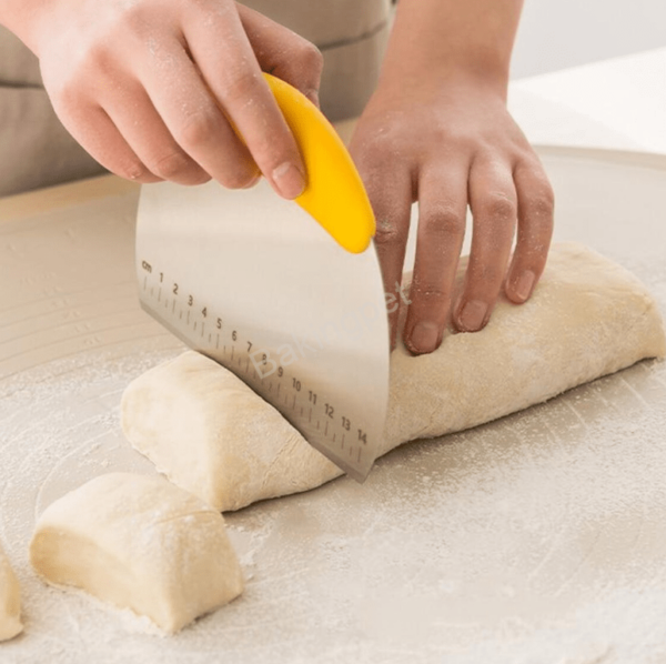 Mércés tésztavágó, kaparó és spatula